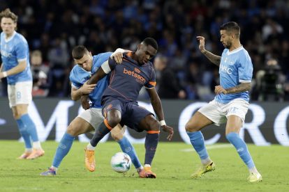 NAPLES, ITALY - OCTOBER 25: Ange-Yoan Bonny of FC Internazionale battles for possession with Alessandro Buongiorno and Leonardo Spinazzola of SSC Napoli during the Serie A match between SSC Napoli and FC Internazionale at Stadio Diego Armando Maradona on October 25, 2025 in Naples, Italy. (Photo by Francesco Pecoraro/Getty Images)