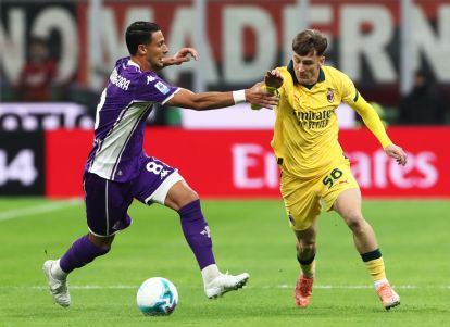 MILAN, ITALY - OCTOBER 19: Alexis Saelemaekers of AC Milan runs with the ball whilst under pressure from Rolando Mandragora of Fiorentina during the Serie A match between AC Milan and ACF Fiorentina at Giuseppe Meazza Stadium on October 19, 2025 in Milan, Italy. (Photo by Marco Luzzani/Getty Images)
