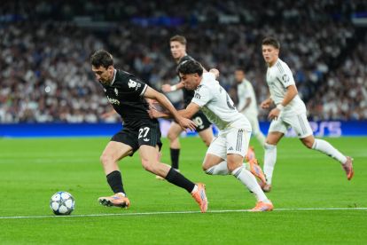 MADRID, SPAIN - OCTOBER 22: Andrea Cambiaso of Juventus is challenged by Brahim Diaz of Real Madrid during the UEFA Champions League 2025/26 League Phase MD3 match between Real Madrid C.F. and Juventus at Estadio Santiago Bernabeu on October 22, 2025 in Madrid, Spain. (Photo by Angel Martinez/Getty Images)