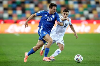 UDINE, ITALY - OCTOBER 14: Andrea Cambiaso of Italy is challenged by Dan Biton of Israel during the FIFA World Cup 2026 qualifier match between Italy and Israel at Stadio Friuli on October 14, 2025 in Udine, Italy. (Photo by Marco Luzzani/Getty Images)