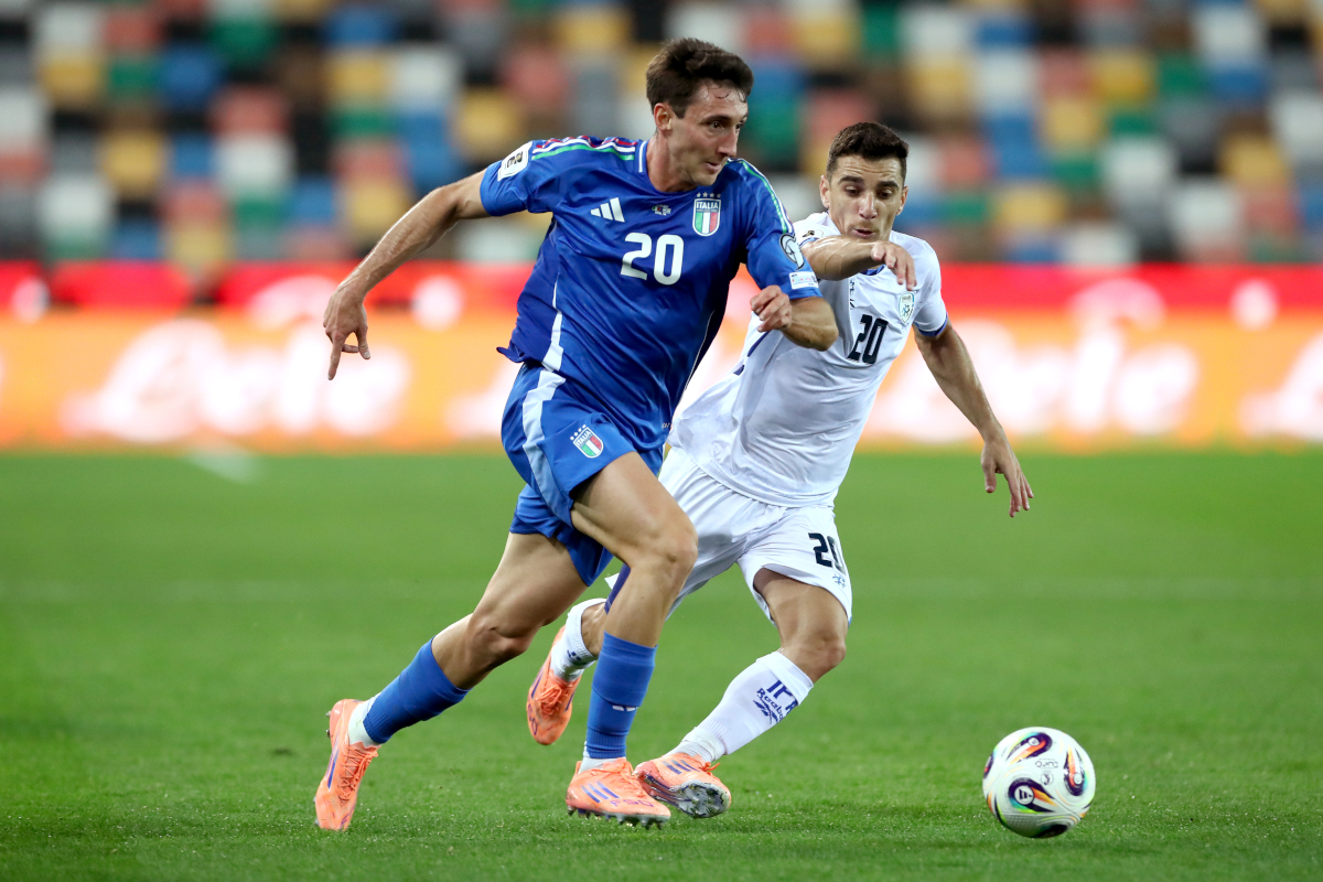 UDINE, ITALY - OCTOBER 14: Andrea Cambiaso of Italy is challenged by Dan Biton of Israel during the FIFA World Cup 2026 qualifier match between Italy and Israel at Stadio Friuli on October 14, 2025 in Udine, Italy. (Photo by Marco Luzzani/Getty Images)