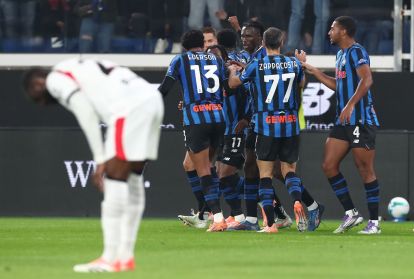 BERGAMO, ITALY - OCTOBER 28: Ademola Lookman of Atalanta BC celebrates with his team-mates after scoring their team's first goal during the Serie A match between Atalanta BC and AC Milan at New Balance Arena on October 28, 2025 in Bergamo, Italy. (Photo by Marco Luzzani/Getty Images)