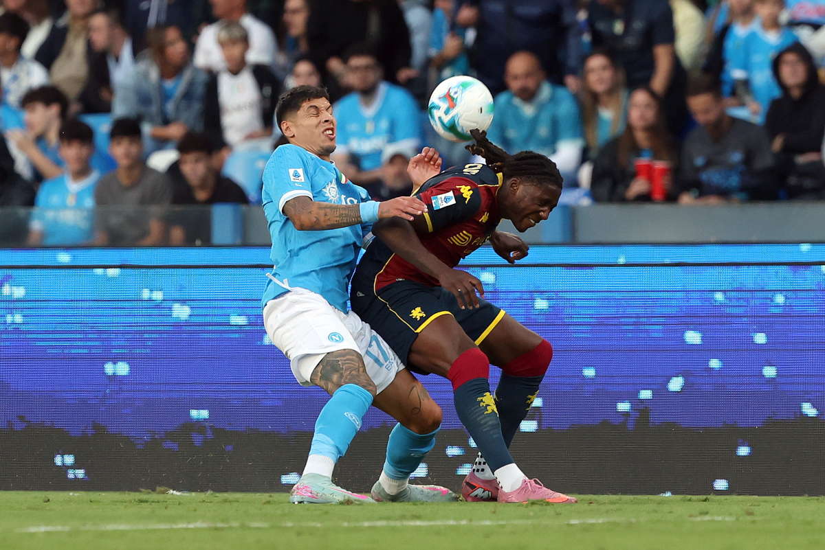 NÁPOLES, ITALIA - 5 DE OCTUBRE: Mathias Olivera del SSC Napoli lucha por la posesión con Brooke Norton-Cuffy de Genoa CFC durante el partido de Serie A entre SSC Napoli y Genoa CFC en el Stadio Diego Armando Maradona el 5 de octubre de 2025 en Nápoles, Italia. (Foto de Francesco Pecoraro/Getty Images)