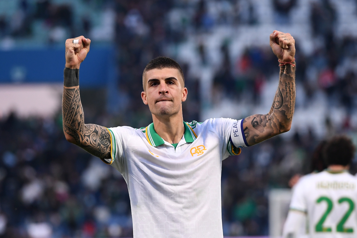 SASSUOLO, ITALY - OCTOBER 26: Gianluca Mancini of AS Roma celebrates victory after the Serie A match between US Sassuolo Calcio and AS Roma at Mapei Stadium Citta del Tricolore on October 26, 2025 in Sassuolo, Italy. (Photo by Alessandro Sabattini/Getty Images)