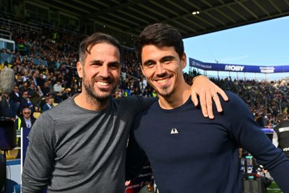 PARMA, ITALY - OCTOBER 25: Cesc Fabregas, Head Coach of Como 1907, and Carlos Cuesta, Head Coach of Parma, embrace during the Serie A match between Parma Calcio 1913 and Como 1907 at Stadio Ennio Tardini on October 25, 2025 in Parma, Italy. (Photo by Alessandro Sabattini/Getty Images)