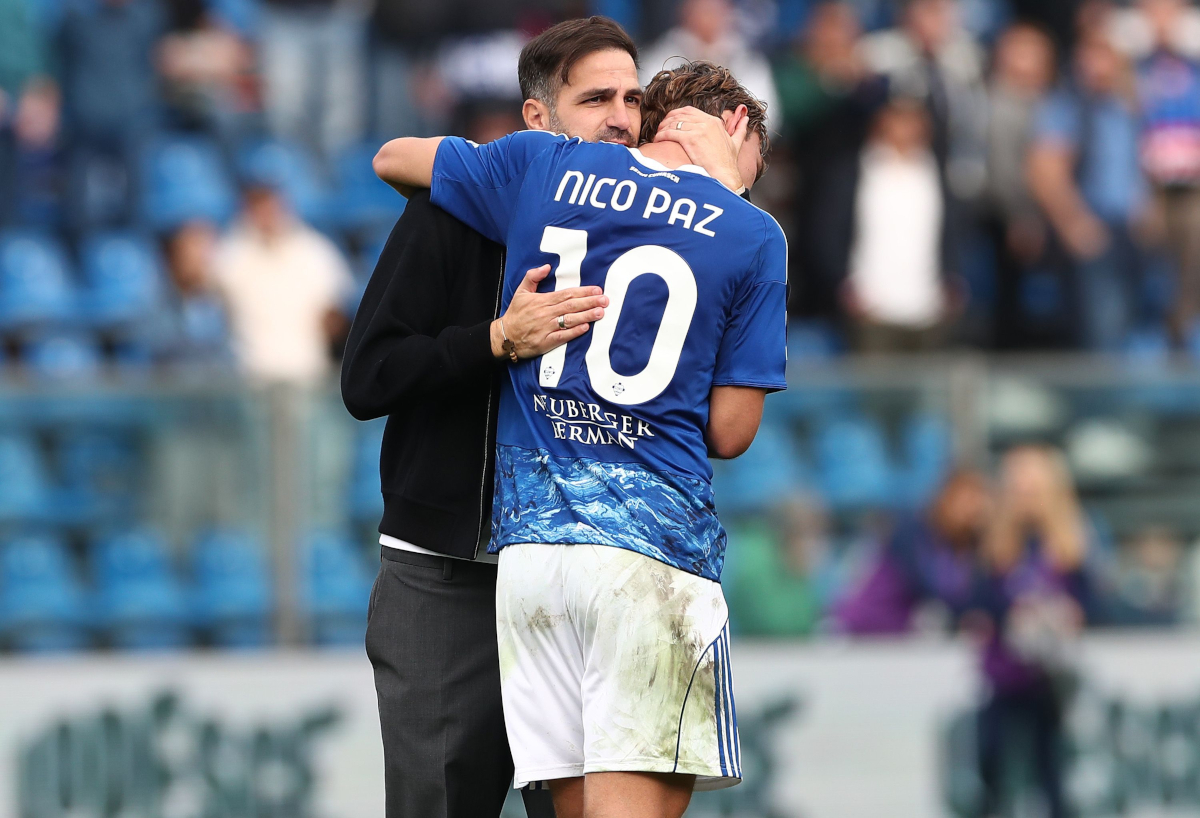 COMO, ITALIA - 19 OKTOBER: Pelatih Como 1907 Cesc Fabregas dan Nico Paz dari Como 1907 merayakan kemenangan di penghujung pertandingan Serie A antara Como 1907 melawan Juventus FC di Stadion Giuseppe Sinigaglia pada 19 Oktober 2025 di Como, Italia. (Foto oleh Marco Luzzani/Getty Images)