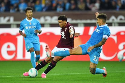 TURIN, ITALY - OCTOBER 18: Giovanni Di Lorenzo of Napoli attempts to block the shot by Che Adams of Torino during the Serie A match between Torino FC and SSC Napoli at Stadio Olimpico di Torino on October 18, 2025 in Turin, Italy. (Photo by Valerio Pennicino/Getty Images)