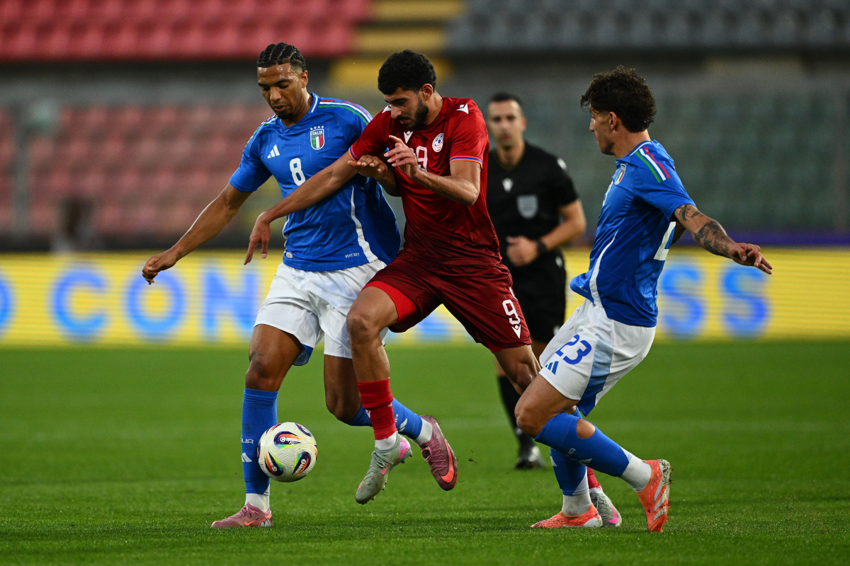 CREMONA, ITALIA - 14 DE OCTUBRE: Arayik Eloyan de Armenia pelea con Cher Ndour y Luca Marianucci de Italia durante el partido de clasificación de la UEFA Euro U21 entre Italia y Armenia en el Stadio Giovanni Zini el 14 de octubre de 2025 en Cremona, Italia. (Foto de Marco M. Mantovani/Getty Images)