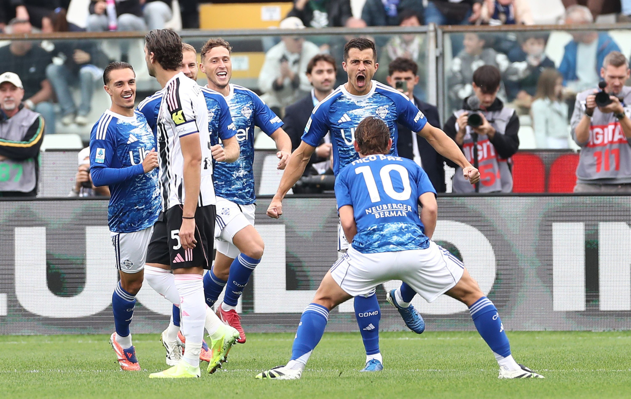 COMO, ITALIA - 19 OKTOBER: Marc Olivier Kenpf dari Como 1907 merayakan bersama rekan setimnya Nico Paz setelah mencetak gol pertama tim mereka dalam pertandingan Serie A antara Como 1907 dan Juventus FC di Stadion Giuseppe Sinigaglia pada 19 Oktober 2025 di Como, Italia. (Foto oleh Marco Luzzani/Getty Images)