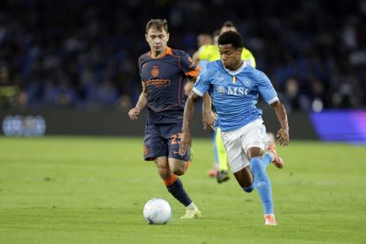 NAPLES, ITALY - OCTOBER 25: David Neres of SSC Napoli battles for possession with Nicolò Barella of FC Internazionale during the Serie A match between SSC Napoli and FC Internazionale at Stadio Diego Armando Maradona on October 25, 2025 in Naples, Italy. (Photo by Francesco Pecoraro/Getty Images)