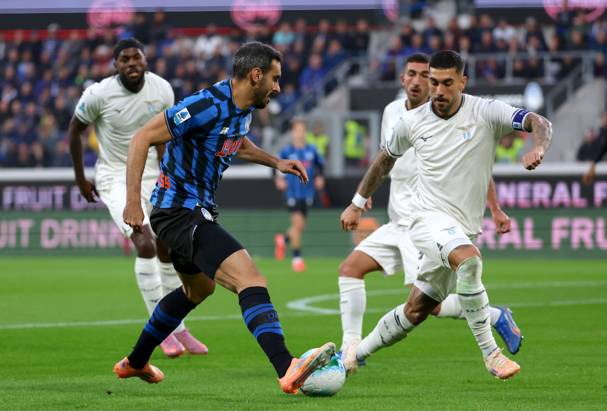 BERGAMO, ITALY - OCTOBER 19: Davide Zappacosta of Atalanta BC is challenged by Mattia Zaccagni of Lazio during the Serie A match between Atalanta BC and SS Lazio at Gewiss Stadium on October 19, 2025 in Bergamo, Italy. (Photo by Francesco Scaccianoce/Getty Images)