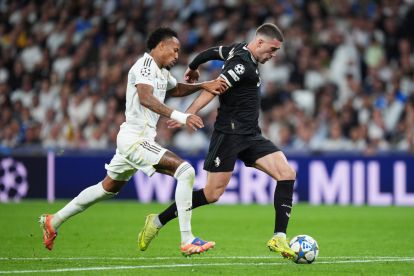 MADRID, SPAIN - OCTOBER 22: Dusan Vlahovic of Juventus runs with the ball whilst under pressure from Eder Militao of Real Madrid during the UEFA Champions League 2025/26 League Phase MD3 match between Real Madrid C.F. and Juventus at Estadio Santiago Bernabeu on October 22, 2025 in Madrid, Spain. (Photo by Angel Martinez/Getty Images)
