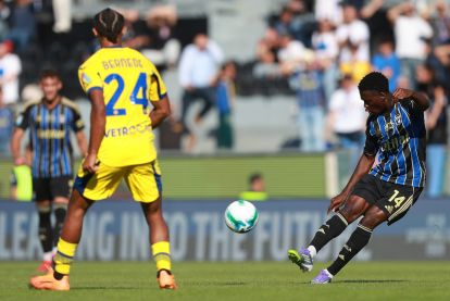 PISA, ITALY - OCTOBER 18: Ebenezer Akinsanmiro of Pisa Sporting Club in action during the Serie A match between Pisa SC and Hellas Verona FC at Arena Garibaldi on October 18, 2025 in Pisa, Italy. (Photo by Gabriele Maltinti/Getty Images)