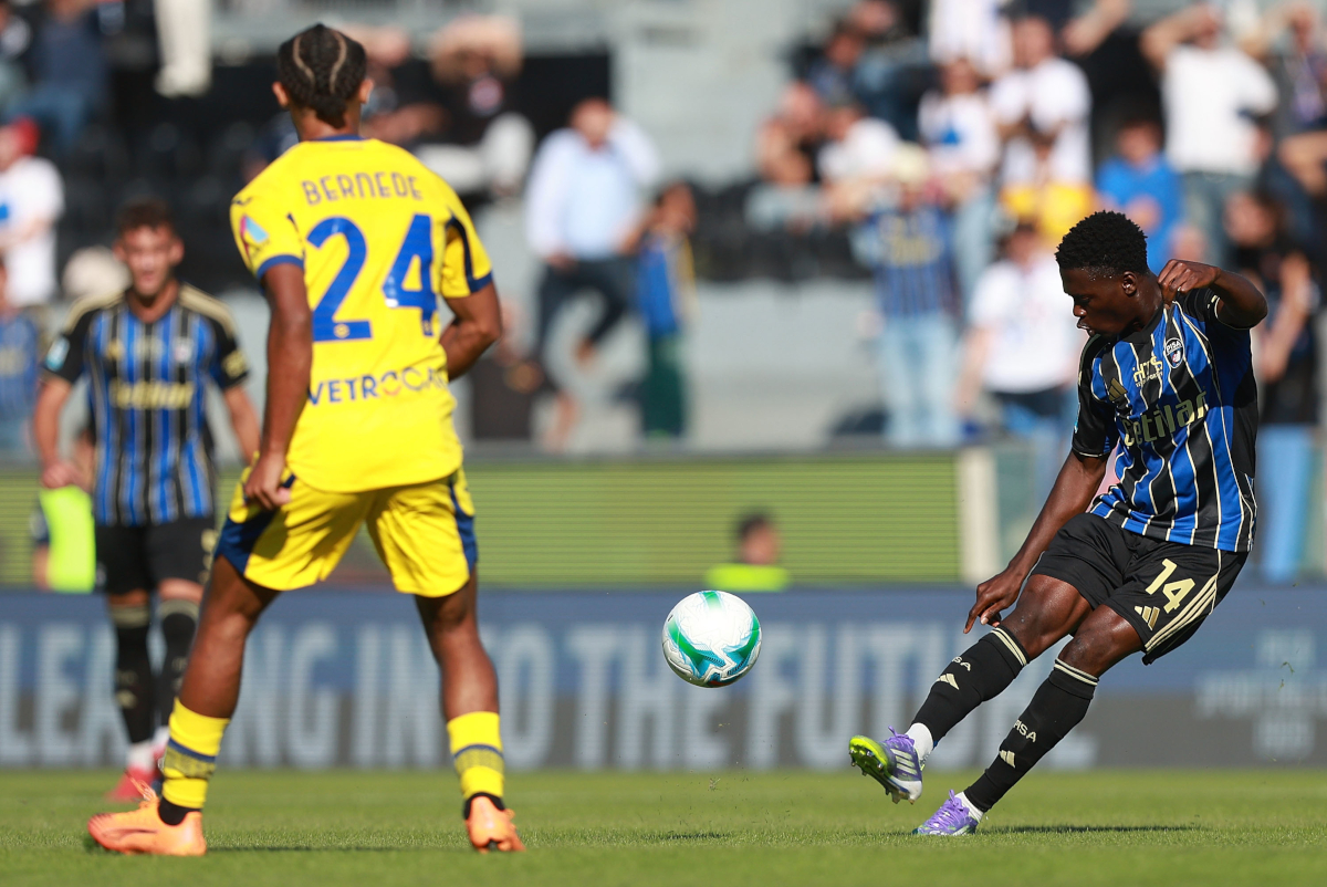 PISA, ITALY - OCTOBER 18: Ebenezer Akinsanmiro of Pisa Sporting Club in action during the Serie A match between Pisa SC and Hellas Verona FC at Arena Garibaldi on October 18, 2025 in Pisa, Italy. (Photo by Gabriele Maltinti/Getty Images)