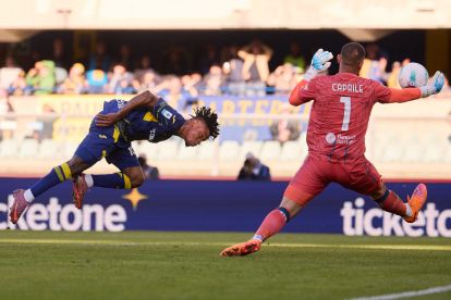 VERONA, ITALY - OCTOBER 26: Elia Caprile of Cagliari Calcio saves a goal from Gift Orban of Hellas Verona FC's shot during the Serie A match between Hellas Verona FC and Cagliari Calcio at Stadio Marcantonio Bentegodi on October 26, 2025 in Verona, Italy. (Photo by Emmanuele Ciancaglini/Getty Images)