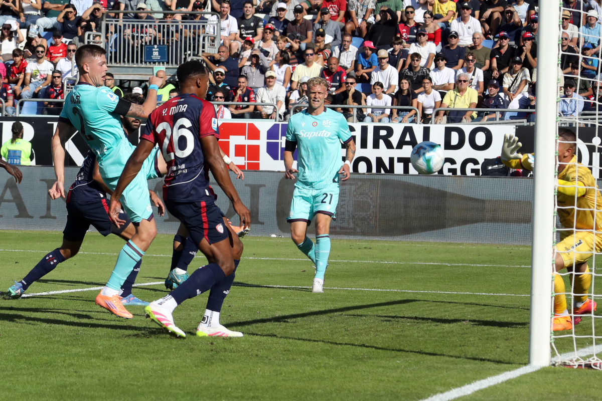 CAGLIARI, ITALY - OCTOBER 19: Emil Holm of Bologna scores his goal 0-1 during the Serie A match between Cagliari Calcio and Bologna FC 1909 at Stadio Sant'Elia on October 19, 2025 in Cagliari, Italy. (Photo by Enrico Locci/Getty Images)