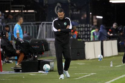 CAGLIARI, ITALY - OCTOBER 30: Coach of Sassuolo Fabio Grosso looks on during the Serie A match between Cagliari Calcio and US Sassuolo Calcio at Stadio Sant'Elia on October 30, 2025 in Cagliari, Italy. (Photo by Enrico Locci/Getty Images)