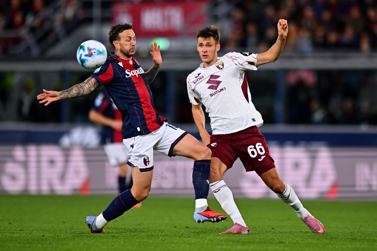 BOLOGNA, ITÁLIA - 29 DE OUTUBRO: Federico Bernardecchi do Bologna FC disputa a bola com Govidas Genietis do Torino FC durante a partida da Série A entre Bologna FC 1909 e Torino FC no Estádio Renato Dall'Ara em 29 de outubro de 2025 no Bologna FC. (Foto de Alessandro Sabattini/Getty Images)