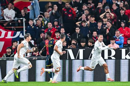 GENOA, ITALY - OCTOBER 29: Federico Bonazzoli of Cremonese (right) celebrates with his team-mates after scoring a goal with a bycicle kick during the Serie A match between Genoa CFC and US Cremonese at Luigi Ferraris Stadium on October 29, 2025 in Genoa, Italy. (Photo by Simone Arveda/Getty Images)