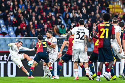 GENOA, ITALY - OCTOBER 29: Federico Bonazzoli of Cremonese (left) scores his second goal during the Serie A match between Genoa CFC and US Cremonese at Luigi Ferraris Stadium on October 29, 2025 in Genoa, Italy. (Photo by Simone Arveda/Getty Images)