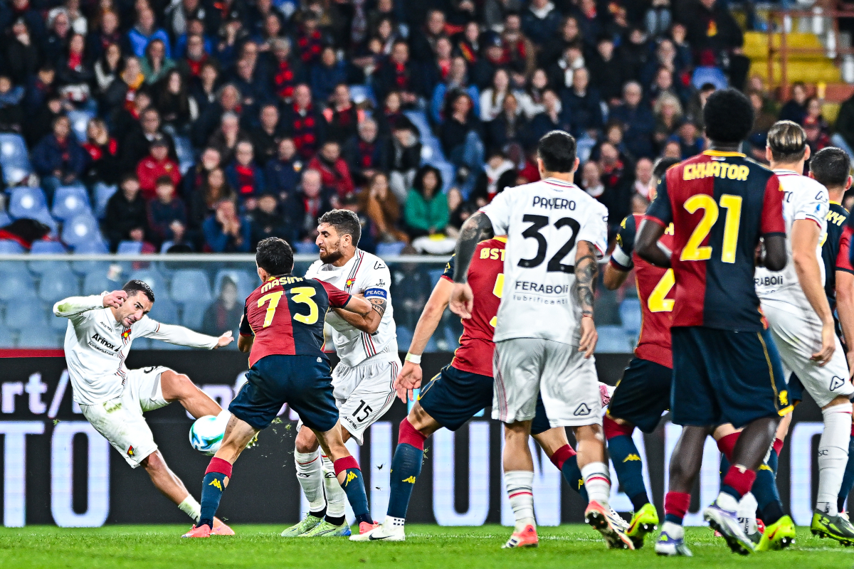 GENOA, ITALY - OCTOBER 29: Federico Bonazzoli of Cremonese (left) scores his second goal during the Serie A match between Genoa CFC and US Cremonese at Luigi Ferraris Stadium on October 29, 2025 in Genoa, Italy. (Photo by Simone Arveda/Getty Images)
