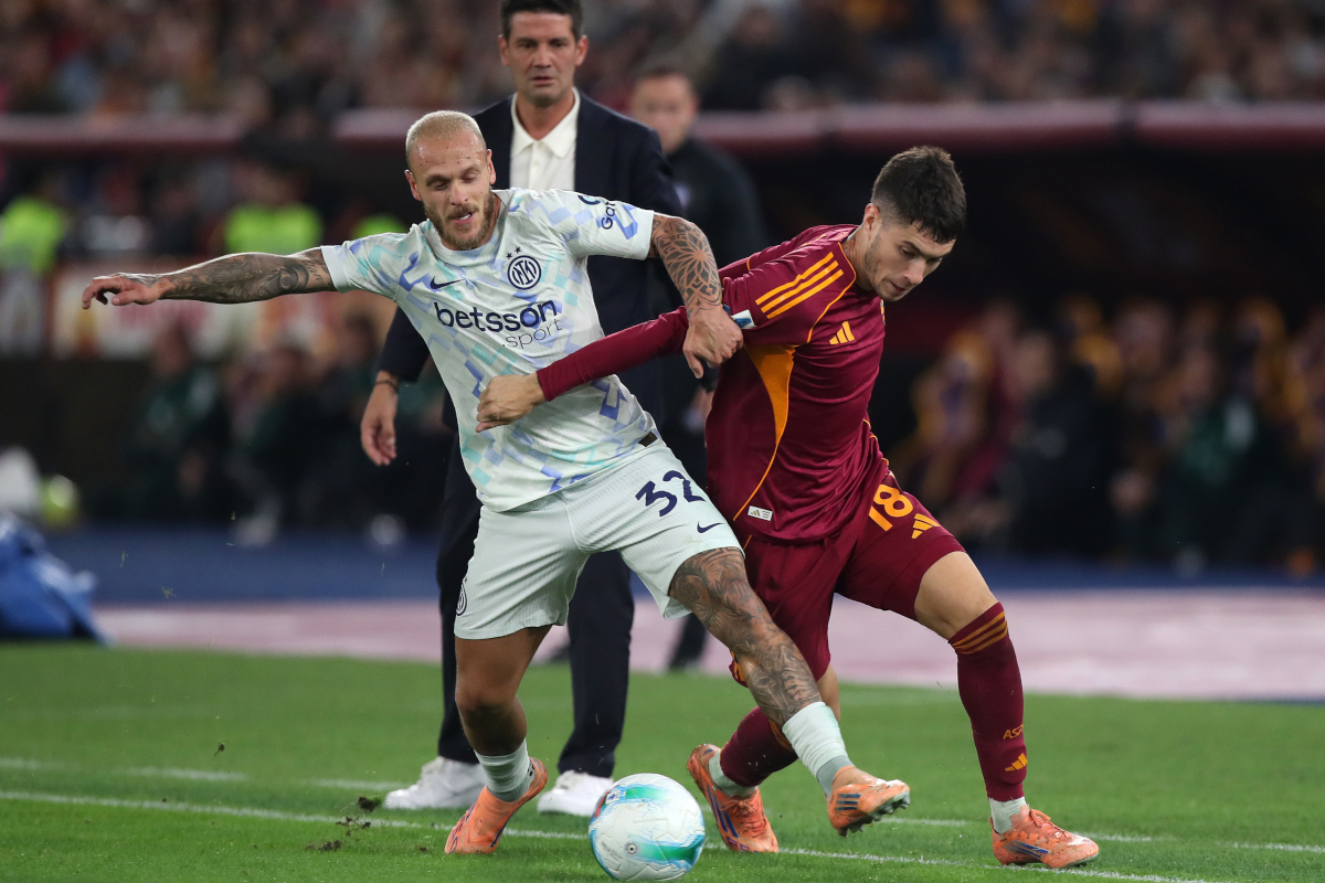 ROME, ITALIA - 18 OKTOBER: Federico Dimarco dari Internazionale ditantang oleh Matias Soule dari AS Roma selama pertandingan Serie A antara AS Roma dan Juventus FC di Stadion Olimpico pada 18 Oktober 2025 di Roma, Italia. (Foto oleh Paolo Bruno/Getty Images)