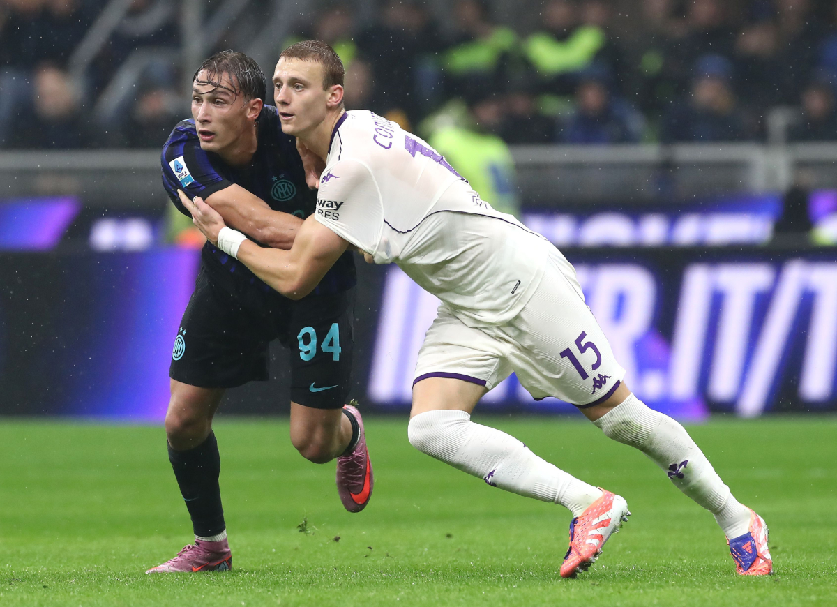 MILAN, ITALY - OCTOBER 29: Francesco Pio Esposito of FC Internazionale competes with Pietro Comuzzo of ACF Fiorentina during the Serie A match between FC Internazionale and ACF Fiorentina at Giuseppe Meazza Stadium on October 29, 2025 in Milan, Italy. (Photo by Marco Luzzani/Getty Images)
