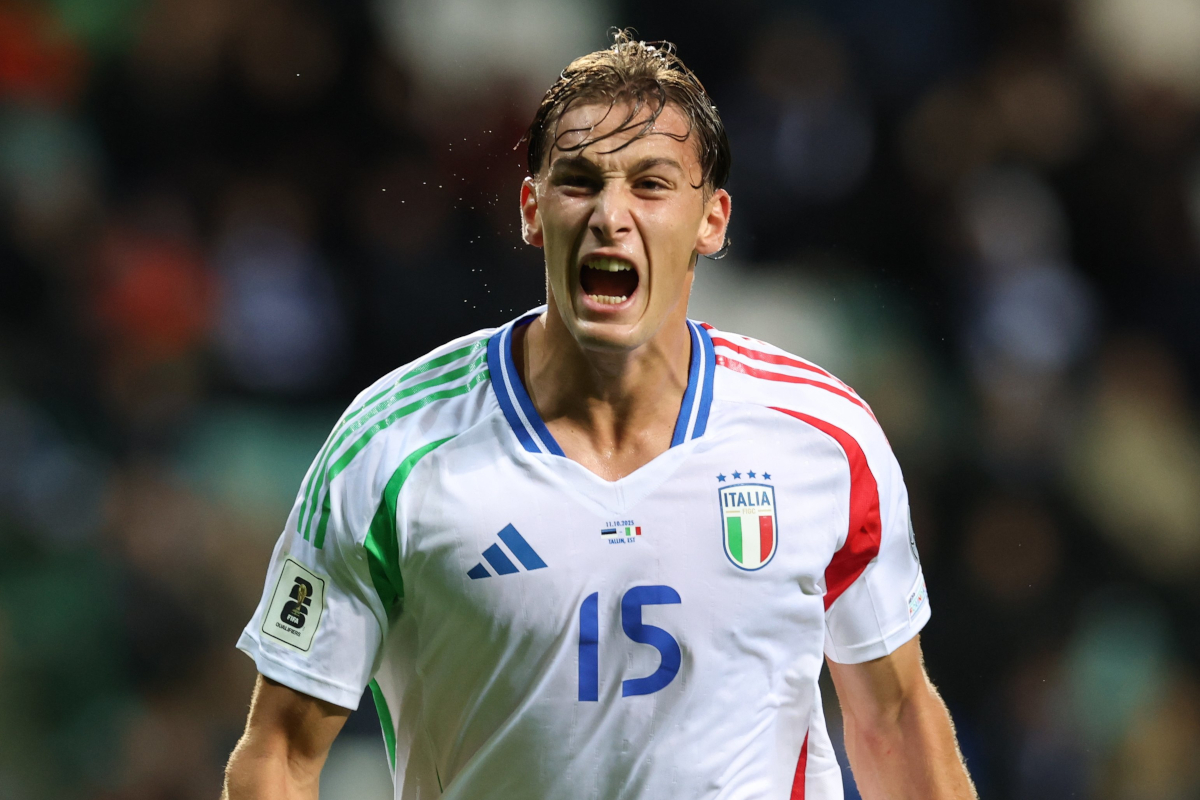 Francesco Pio Esposito celebra su primer gol con la absoluta de Italia contra Estonia (@azzurri)