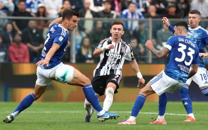 COMO, ITALY - OCTOBER 19: Francisco Conceicao of Juventus competes for the ball with Marc Olivier Kenpf of Como 1907 during the Serie A match between Como 1907 and Juventus FC at Giuseppe Sinigaglia Stadium on October 19, 2025 in Como, Italy. (Photo by Marco Luzzani/Getty Images)