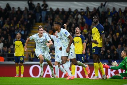 Denzel Dumfries celebrates scoring for Inter against Union Saint-Gilloise in the Champions League (@inter)
