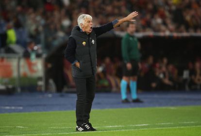 ROME, ITALY - OCTOBER 23: Gian Piero Gasperini, Head Coach of AS Roma, gives the team instructions during the UEFA Europa League 2025/26 League Phase MD3 match between AS Roma and FC Viktoria Plzen at Stadio Olimpico on October 23, 2025 in Rome, Italy. (Photo by Paolo Bruno/Getty Images)