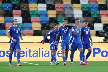 UDINE, ITALIA - 14 OKTOBER: Gianluca Mancini dari Italia merayakan gol ketiga timnya pada pertandingan kualifikasi Piala Dunia FIFA 2026 antara Italia dan Israel di Stadio Friuli pada 14 Oktober 2025 di Udine, Italia. (Foto oleh Marco Luzzani/Getty Images)