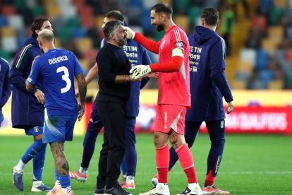 UDINE, ITALIA - 14 OKTOBER: Gennaro Gattuso, Pelatih Kepala Italia, berinteraksi dengan Gianluigi Donnarumma dari Italia usai kemenangan tim dalam laga kualifikasi Piala Dunia FIFA 2026 antara Italia dan Israel di Stadio Friuli pada 14 Oktober 2025 di Udine, Italia. (Foto oleh Marco Luzzani/Getty Images)