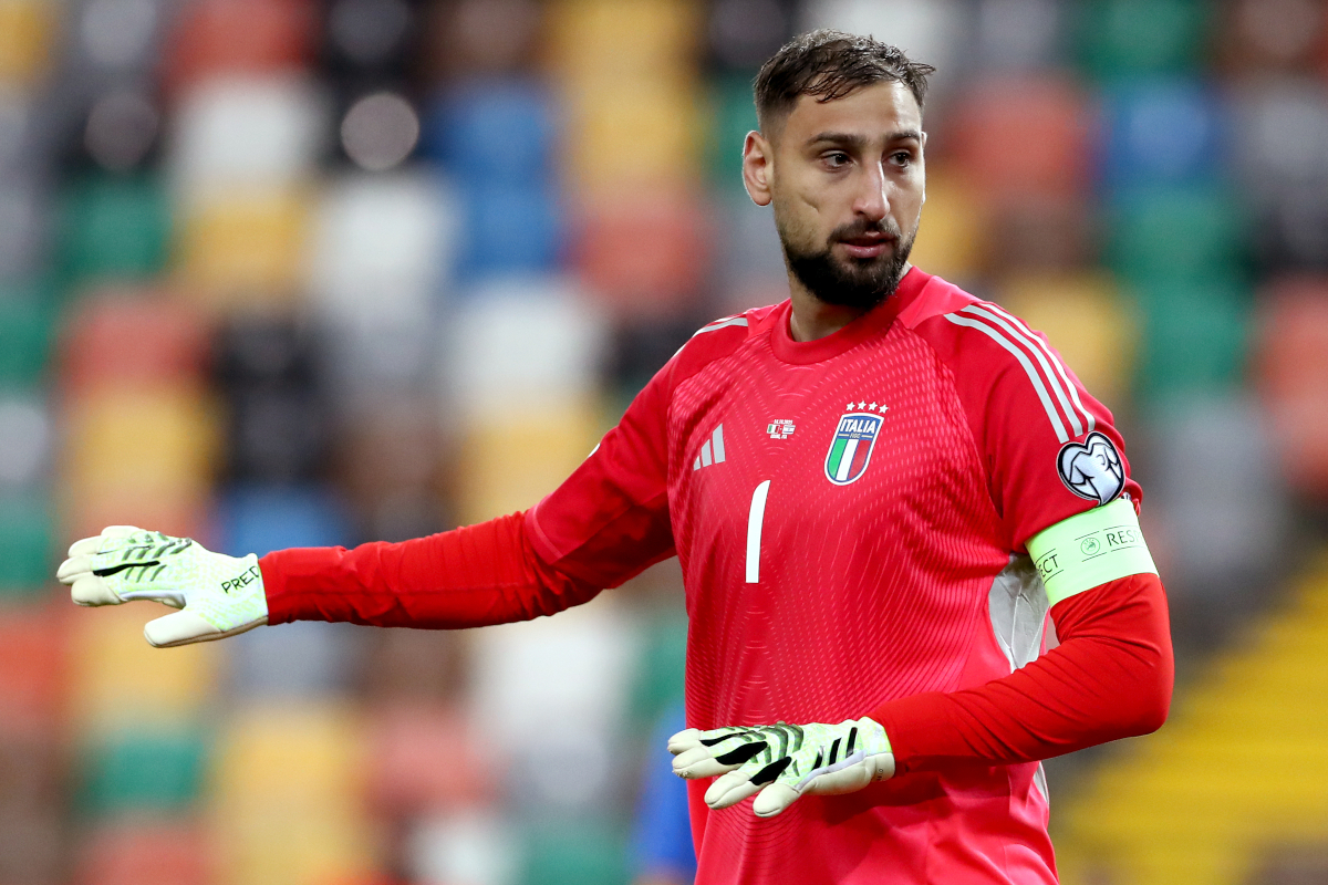 UDINE, ITÁLIA - 14 DE OUTUBRO: Gianluigi Donnarumma da Itália observa durante a partida de qualificação para a Copa do Mundo FIFA 2026 entre Itália e Israel no Stadio Friuli em 14 de outubro de 2025 em Udine, Itália. (Foto de Marco Luzani/Getty Images)