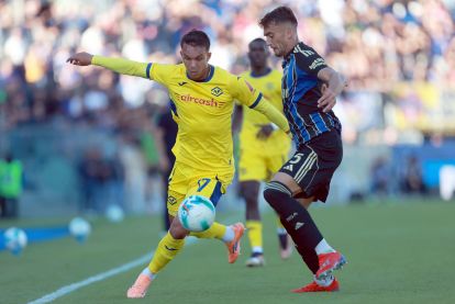 PISA, ITALY - OCTOBER 18: Giovane of Hellas Verona in action against Simone Canestrelli of Pisa Sporting Club ù during the Serie A match between Pisa SC and Hellas Verona FC at Arena Garibaldi on October 18, 2025 in Pisa, Italy. (Photo by Gabriele Maltinti/Getty Images)
