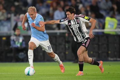 ROMA, ITALIA - 26 OKTOBER: Gustav Isaksen dari Lazio berlari dengan bola saat berada di bawah tekanan Andrea Cambiaso dari Juventus selama pertandingan Serie A antara SS Lazio dan Juventus FC di Stadio Olimpico pada 26 Oktober 2025 di Roma, Italia. (Foto oleh Paolo Bruno/Getty Images)