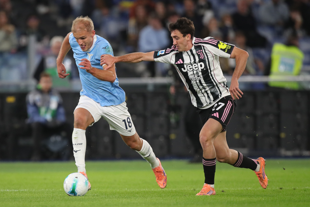 ROME, ITALY - OCTOBER 26: Gustav Isaksen of Lazio runs with the ball whilst under pressure from Andrea Cambiaso of Juventus during the Serie A match between SS Lazio and Juventus FC at Stadio Olimpico on October 26, 2025 in Rome, Italy. (Photo by Paolo Bruno/Getty Images)