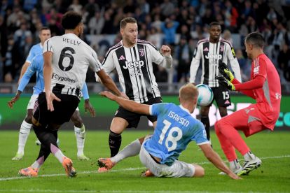 ROMA, ITALIA - 26 OKTOBER: Gustav Isaksen dari SS Lazio berebut bola bersama Teun Koopmeiners dan Mattia Perin pada pertandingan Serie A antara SS Lazio dan Juventus FC di Stadio Olimpico pada 26 Oktober 2025 di Roma, Italia. (Foto oleh Marco Rosi - SS Lazio/Getty Images)