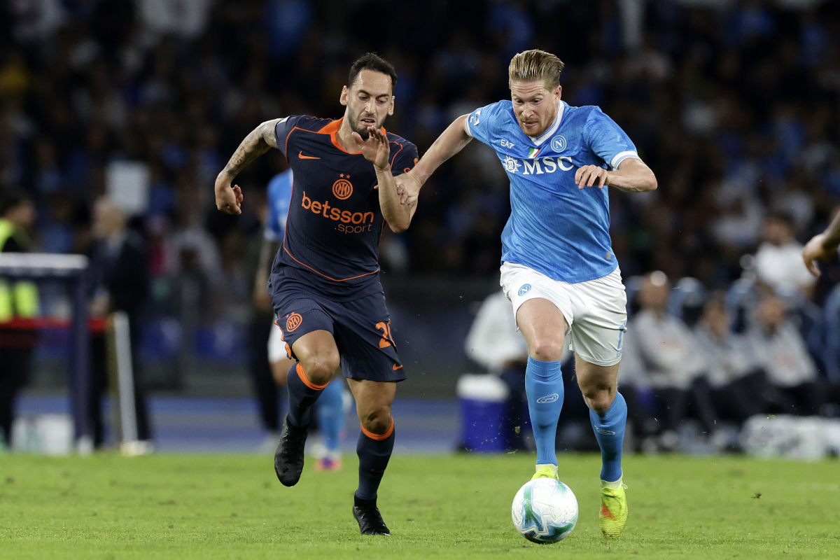 NAPLES, ITALY - OCTOBER 25: Kevin De Bruyne of SSC Napoli battles for possession with Hakan Calhanoglu of FC Internazionale during the Serie A match between SSC Napoli and FC Internazionale at Stadio Diego Armando Maradona on October 25, 2025 in Naples, Italy. (Photo by Francesco Pecoraro/Getty Images)