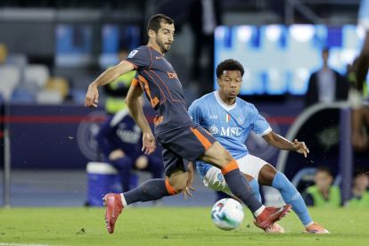 NAPLES, ITALY - OCTOBER 25: David Neres of SSC Napoli battles for possession with Henrikh Mkhitaryan of FC Internazionale during the Serie A match between SSC Napoli and FC Internazionale at Stadio Diego Armando Maradona on October 25, 2025 in Naples, Italy. (Photo by Francesco Pecoraro/Getty Images)