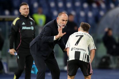 ROMA, ITALIA - 26 OKTOBER: Igor Tudor, Pelatih Kepala Juventus, memberikan instruksi kepada Francisco Conceicao dari Juventus selama pertandingan Serie A antara SS Lazio dan Juventus FC di Stadio Olimpico pada 26 Oktober 2025 di Roma, Italia. (Foto oleh Paolo Bruno/Getty Images)