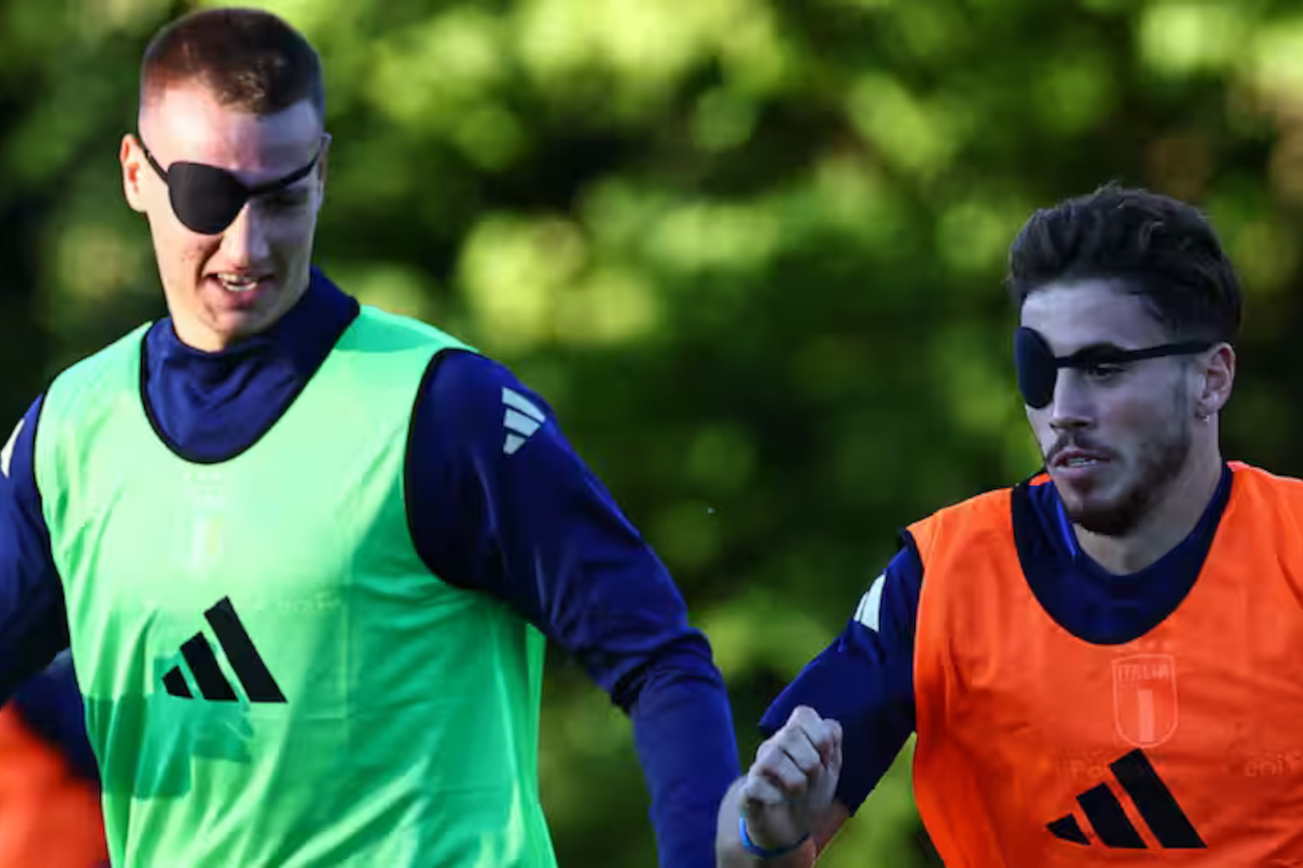 El jugador italiano sub-21 Francesco Camarda entrena con un parche en el ojo (@skysport)