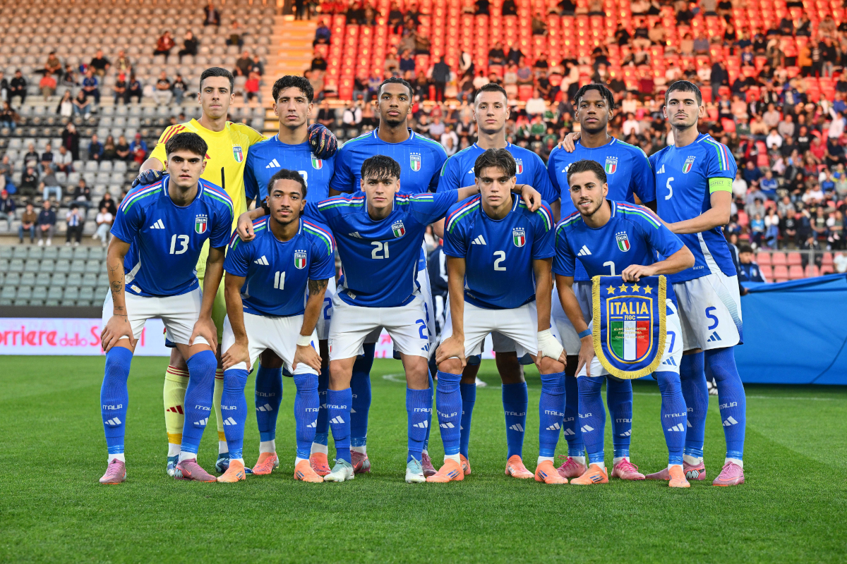 CREMONA, ITALIA - 14 DE OCTUBRE: Los jugadores de Italia U21 posan antes del partido de clasificación de la UEFA Euro U21 entre Italia y Armenia en el Stadio Giovanni Zini el 14 de octubre de 2025 en Cremona, Italia. (Foto de Marco M. Mantovani/Getty Images)