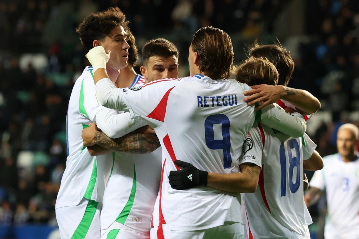 Italia merayakannya saat kualifikasi Piala Dunia 2026 melawan Estonia di Tallinn (@azzurri)