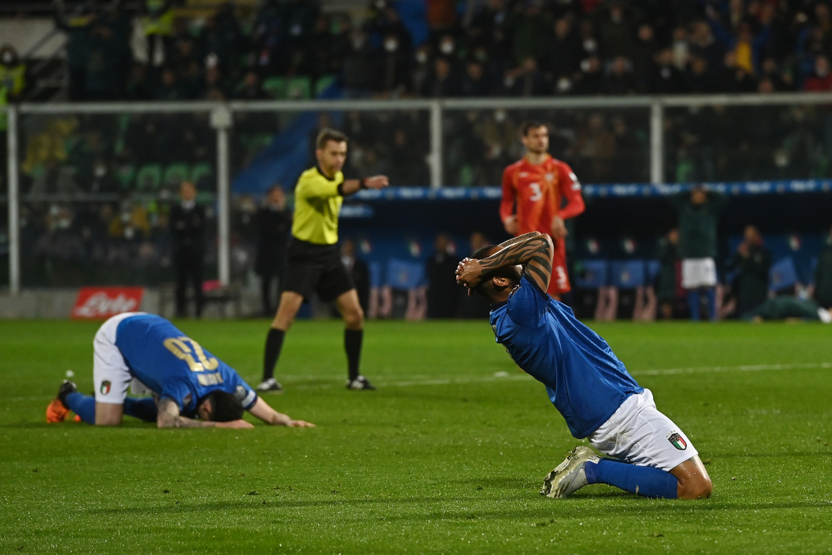 PALERMO, ITALIA - 24 DE MARZO: Alessandro Bastoni y Joao Pedro Galvao de Italia parecen abatidos durante el partido eliminatorio de la ronda eliminatoria de la Copa Mundial de la FIFA 2022 entre Italia y Macedonia del Norte en el estadio Renzo Barbera de Palermo, Italia. (Foto de Tullio M. Puglia/Getty Images)