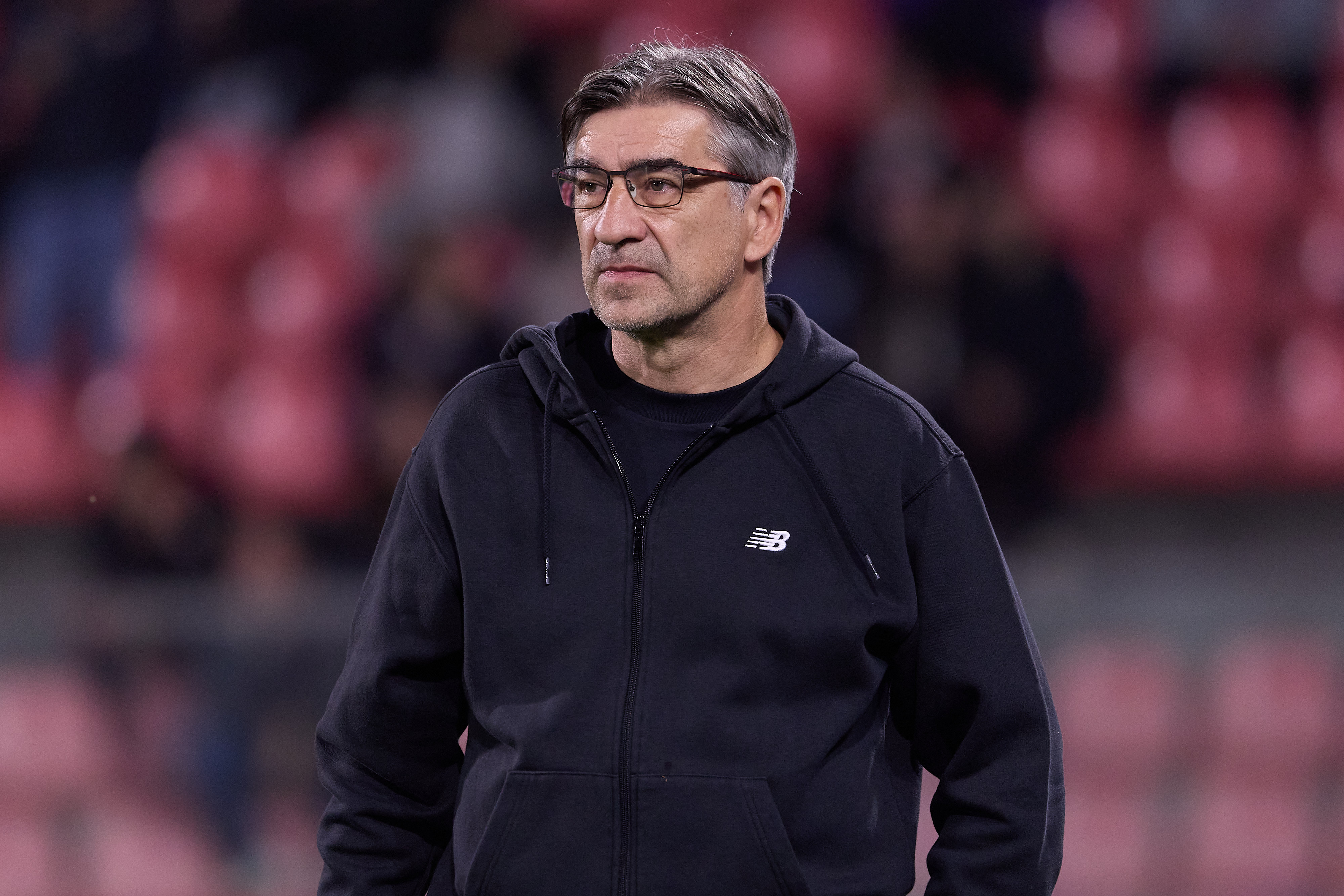 CREMONA, ITALIË - 25 OKTOBER: Ivan Juric, bondscoach van Atalanta, kijkt toe voorafgaand aan de Serie A-wedstrijd tussen US Cremonese en Atalanta BC in Stadio Giovanni Zini op 25 oktober 2025 in Cremona, Italië. (Foto door Emmanuele Ciancaglini/Getty Images)
