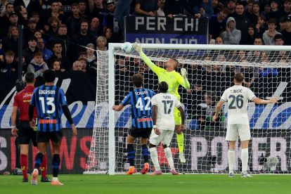 BERGAMO, ITALIA - 19 OKTOBER: Ivan Provedel dari Lazio melakukan penyelamatan saat pertandingan Serie A antara Atalanta BC dan SS Lazio di Stadion Gewiss pada 19 Oktober 2025 di Bergamo, Italia. (Foto oleh Francesco Scaccianoce/Getty Images)
