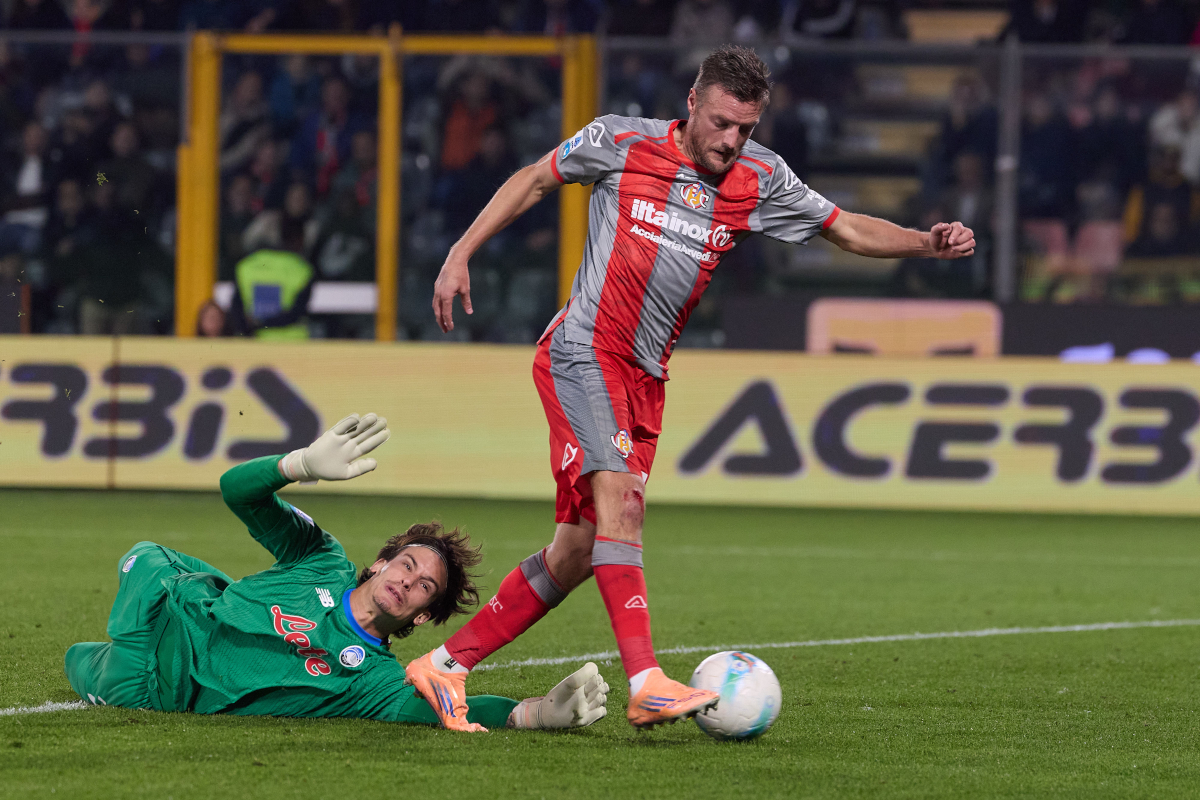 CREMONA, ITALIË - 25 OKTOBER: Jamie Vardy van US Cremonese scoort een doelpunt voordat het doelpunt wordt afgekeurd vanwege buitenspel tijdens de Serie A-wedstrijd tussen US Cremonese en Atalanta BC in Stadio Giovanni Zini op 25 oktober 2025 in Cremona, Italië. (Foto door Emmanuele Ciancaglini/Getty Images)
