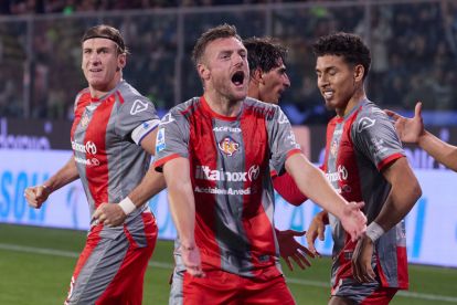 CREMONA, ITALY - OCTOBER 25: Jamie Vardy of US Cremonese celebrates after scoring his team's first goal during the Serie A match between US Cremonese and Atalanta BC at Stadio Giovanni Zini on October 25, 2025 in Cremona, Italy. (Photo by Emmanuele Ciancaglini/Getty Images)