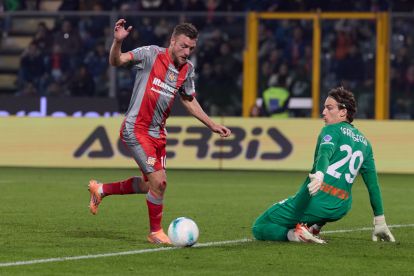 CREMONA, ITALIA - 25 OKTOBER: Jamie Vardy dari US Cremonese mencetak gol sebelum gol tersebut dianulir karena offside pada pertandingan Serie A antara US Cremonese dan Atalanta BC di Stadio Giovanni Zini pada 25 Oktober 2025 di Cremona, Italia. (Foto oleh Emmanuele Ciancaglini/Getty Images)
